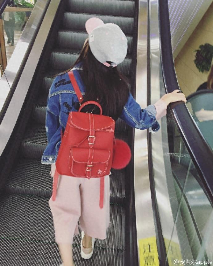 《一年级小学季》走红的安琪儿近照，文艺恬静酷似多多