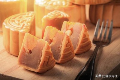 ​湛江吴川金九月饼，以其独特的风味和口感闻名