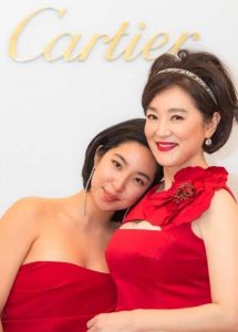 ​67岁林青霞两个女儿私下生活低调，身家过亿却从不炫富