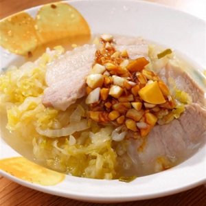​东北酸菜炖五花肉的做法：客家人啊天手把手教你制作酸菜炖五花肉