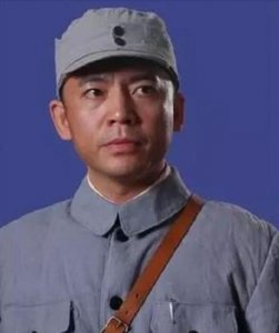 ​何政军：为父亲拍《亮剑》，错过巩俐娶初恋，出道36年一身清白