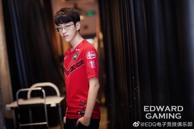 ​EDG战队微博更新队员德杯定妆照，帅就完事了