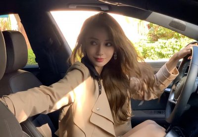 ​Angelababy蓬松卷发好精致 车内秀美腿气场全开