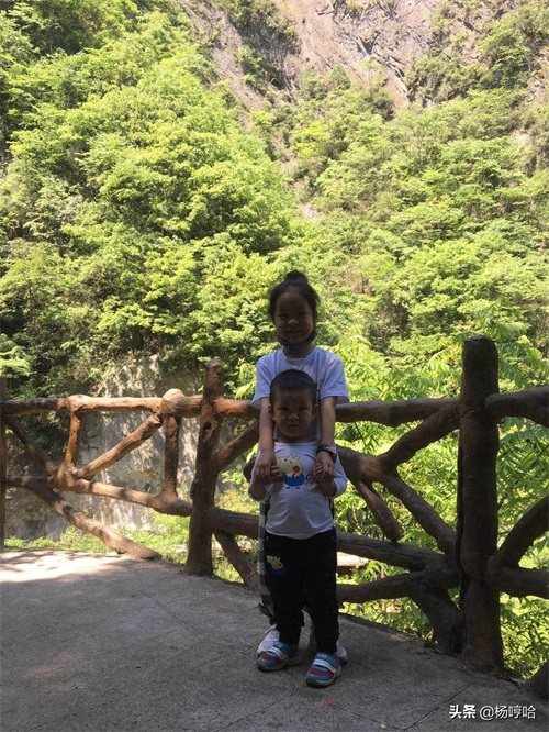没想到带着2岁小孩爬山上玻璃栈道是这种体验,孩子嗨大人腿吓软