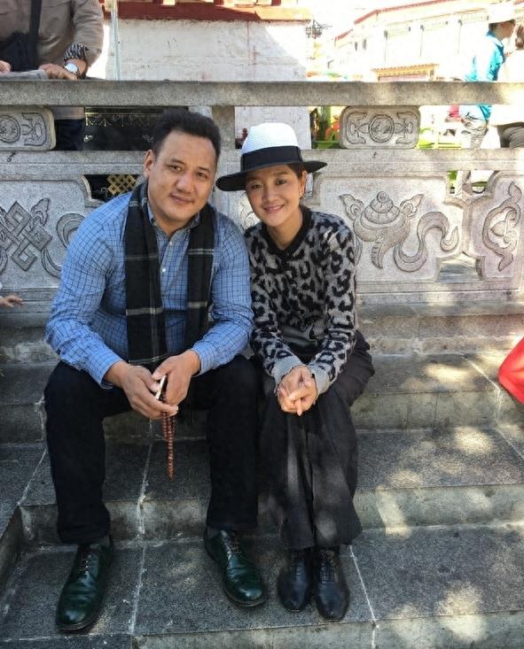 “藏族歌后”降央卓玛全家近照,老公魁梧低调有来头,儿子超可爱