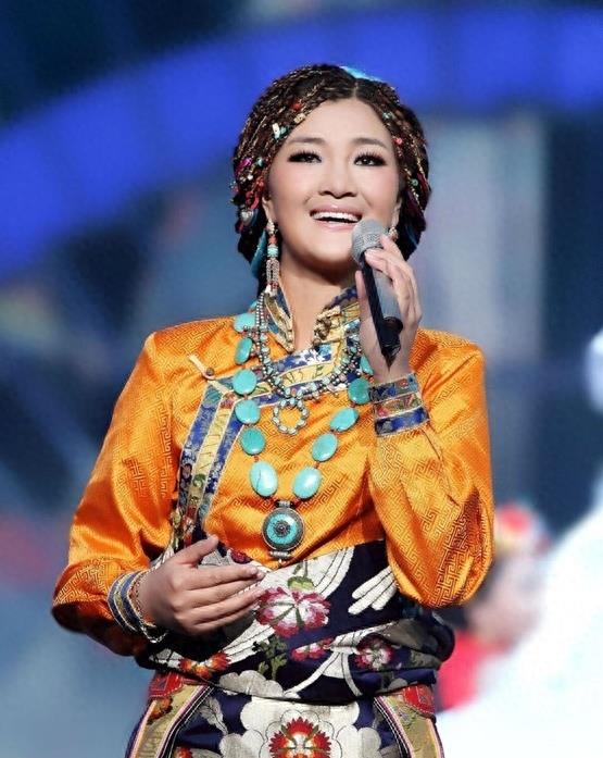 “藏族歌后”降央卓玛全家近照,老公魁梧低调有来头,儿子超可爱