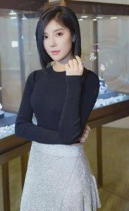 ​赵奕欢：从“宅男女神”到演艺生涯的沉浮与转型之路