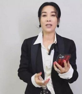 ​56岁那英被曝在香港街头涂粉！墨镜遮不住的光芒，彻底告别刀郎阴影