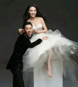 ​吴京为谢楠庆生，夫妻甜蜜瞬间曝光