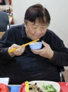 ​76岁周伯通与小30岁保姆纠葛引发家庭危机，子女断绝关系晚景凄凉