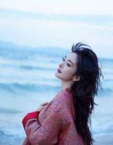 ​杨幂晒出旅游美照，俏皮灵动宛如少女，包裹严实却难掩甜美气质