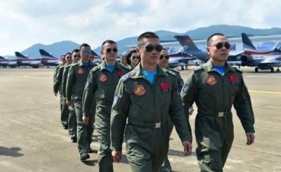 ​我国空军的军衔是按文化程度来授衔的？答案在这里