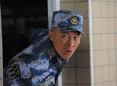 39岁杨志刚全家近照,贤美妻为配音演员,5岁儿子演技比父亲强