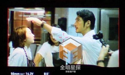 ​萌妹搭配帅蜀黍 周冬雨与金城武组CP