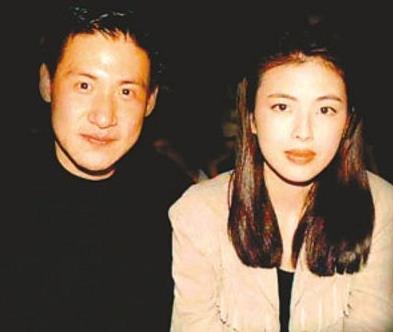张学友全家福近照,17岁大女儿颜值不输母亲,还是名校学霸
