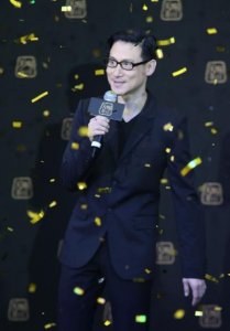 ​张学友全家福近照，17岁大女儿颜值不输母亲，还是名校学霸