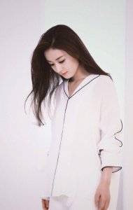​赵丽颖曾拍摄睡衣写真，看脸气质高贵与肉肉的小脚丫太不搭配