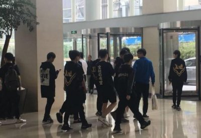 ​什么，RNG签证被拒的原因居然是因为uzi？