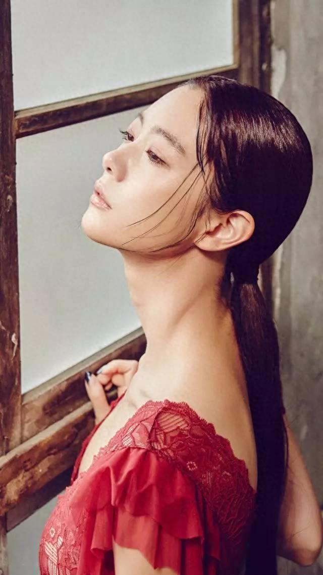 电影情圣里面的韩国女明星李成敏，百般妩媚，性感妖娆