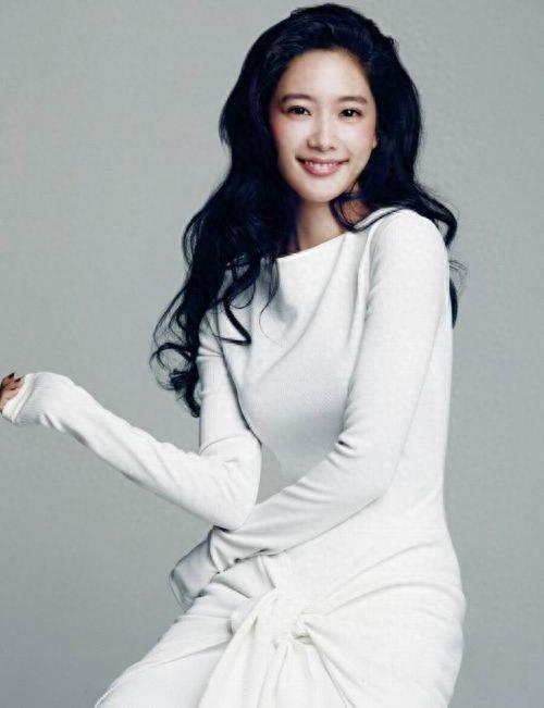 电影情圣里面的韩国女明星李成敏，百般妩媚，性感妖娆
