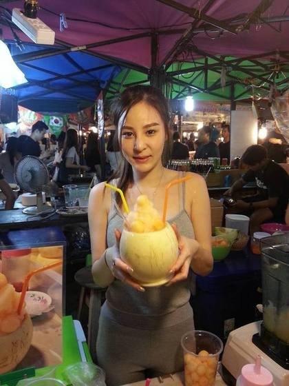 泰国夜市美女老板爆红网络,人称“果汁西施”