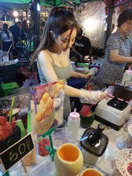 泰国夜市美女老板爆红网络,人称“果汁西施”