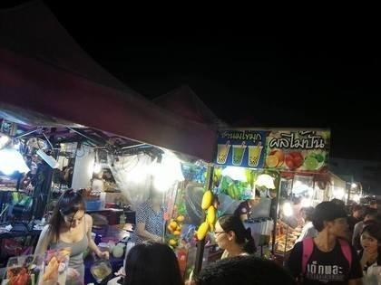 泰国夜市美女老板爆红网络,人称“果汁西施”