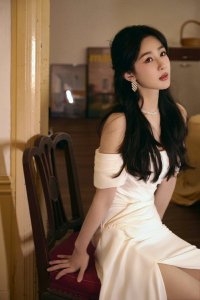​杨紫各类靓丽写真大秀如玉长腿！雪肤玉貌美得让人窒息