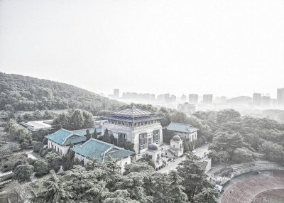 ​珞珈山，是位于中国湖北省武汉市的一座山