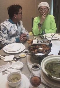 ​56岁“石榴姐”近照曝光，面容枯瘦显苍老，与黄一山拍短剧太搞笑