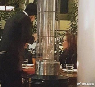 ​网友偶遇镜头下的张曼玉，没了美颜居然这模样