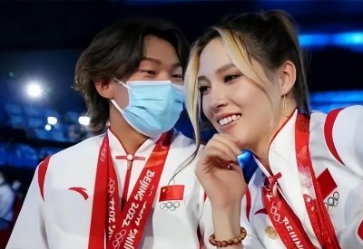 ​谷爱凌手扶下巴，苏翊鸣凑近说悄悄话，姐弟情深羡煞旁人