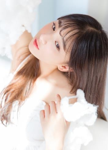 戚蓝尹外貌甜美可爱,气质赢得很高人气,善良个性受万千宅男喜爱
