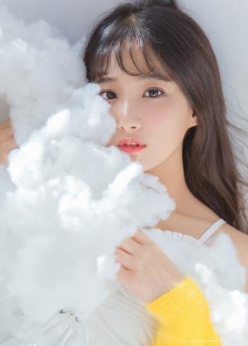 戚蓝尹外貌甜美可爱,气质赢得很高人气,善良个性受万千宅男喜爱