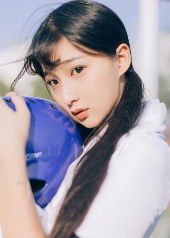 戚蓝尹外貌甜美可爱,气质赢得很高人气,善良个性受万千宅男喜爱
