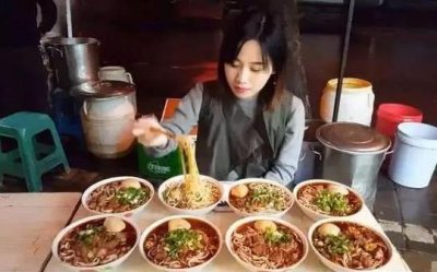 ​那些大胃王博主真的能吃这么多？真的不会撑坏吗？