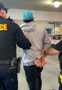 ​在美国旧金山地铁站台吃三明治，一男子被警察用手铐拷走