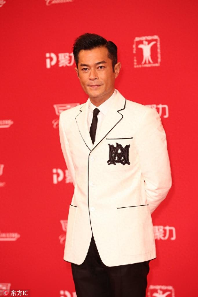 上影节红毯周迅刘亦菲许晴宋茜美出新高度，三个“杨幂”同时现身令人惊呆了丨图赏