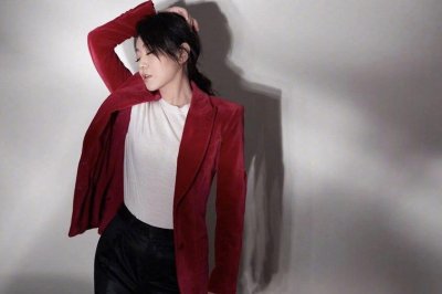 ​闫妮穿红丝绒西装亮相春晚！知性干练又高级，状态好得不像48岁