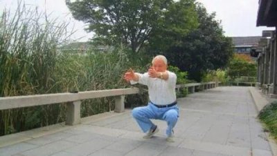 ​男性每天做深蹲，坚持一个月后，身体可能收获意想不到的好处