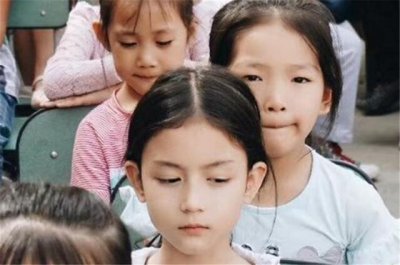 ​幼儿园合照的“混血萌娃”，不看镜头也吸人眼球，网友：等她长大
