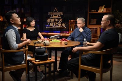 ​姜文窦文涛饮酒互怼，看圆桌派上谁更邪不压正？