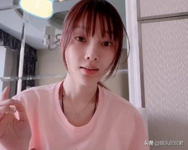 ​39岁李小璐不洗脸晒素颜照，少女感全无！黑眼圈和油腻刘海好憔悴