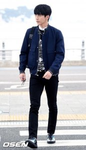 ​94年男神，南柱赫，8头身长腿现身机场，整容前的照片吓到我