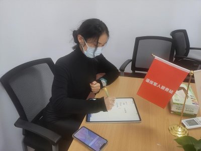 ​让党旗在抗疫第一线高高飘扬｜松江这位“第二书记”每天从凌晨工作到深夜，居