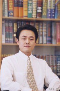 ​黄光裕比马云小5岁，比王健林小15岁，成名早！少年得志必遭磨难