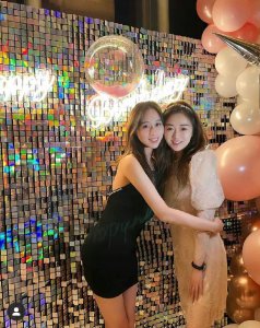 ​赌王最小的女儿何超欣近照，穿黑色紧身裙吃街边小吃，真接地气啊