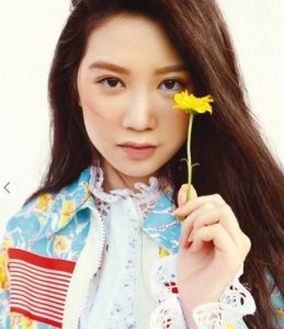 ​甄子丹15岁女儿腿长超1米，长得漂亮会四国语言，网友：自愧不如