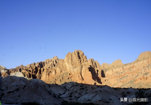“高原小江南”贵德国家地质公园,黄河倒映的丹霞风光