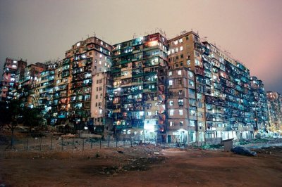 ​香港九龙寨：人间魔窟！黑帮、毒品横行，一平米住两个人却不搬走